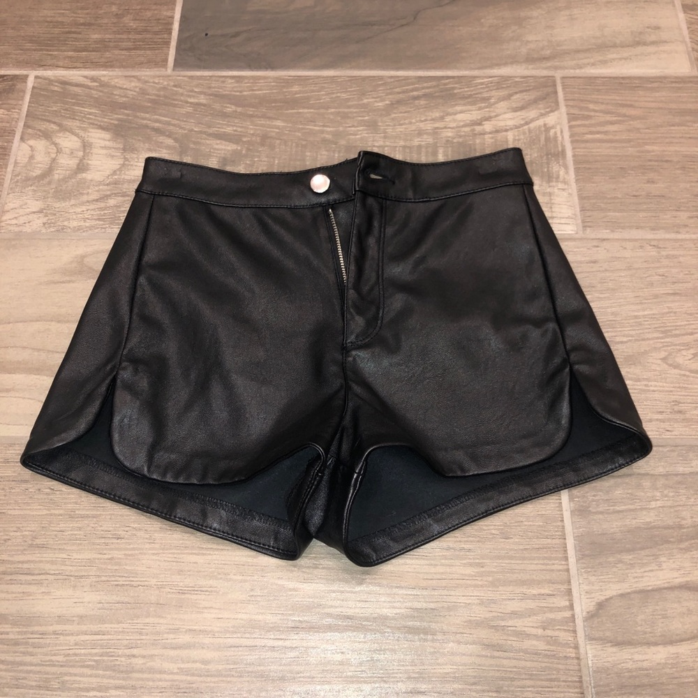 BLACK PLEATHER SHORTS